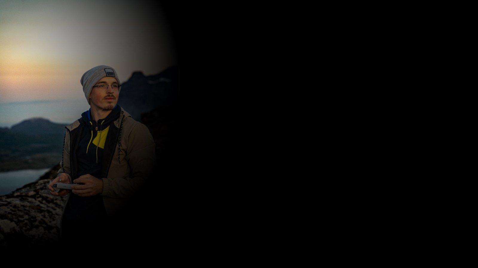 Andre Multerer am Gipfel bei Sonnenuntergang